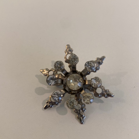 Vintage Jewelry - Vintage Snowflake Pun Brooch Rhinestones
